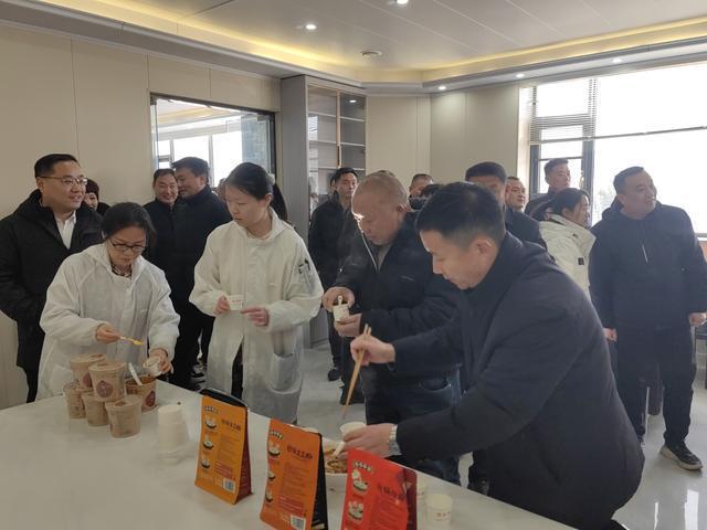新郑和庄镇：开门纳谏听乡贤良言座谈交流共谋发展新高地(图2)