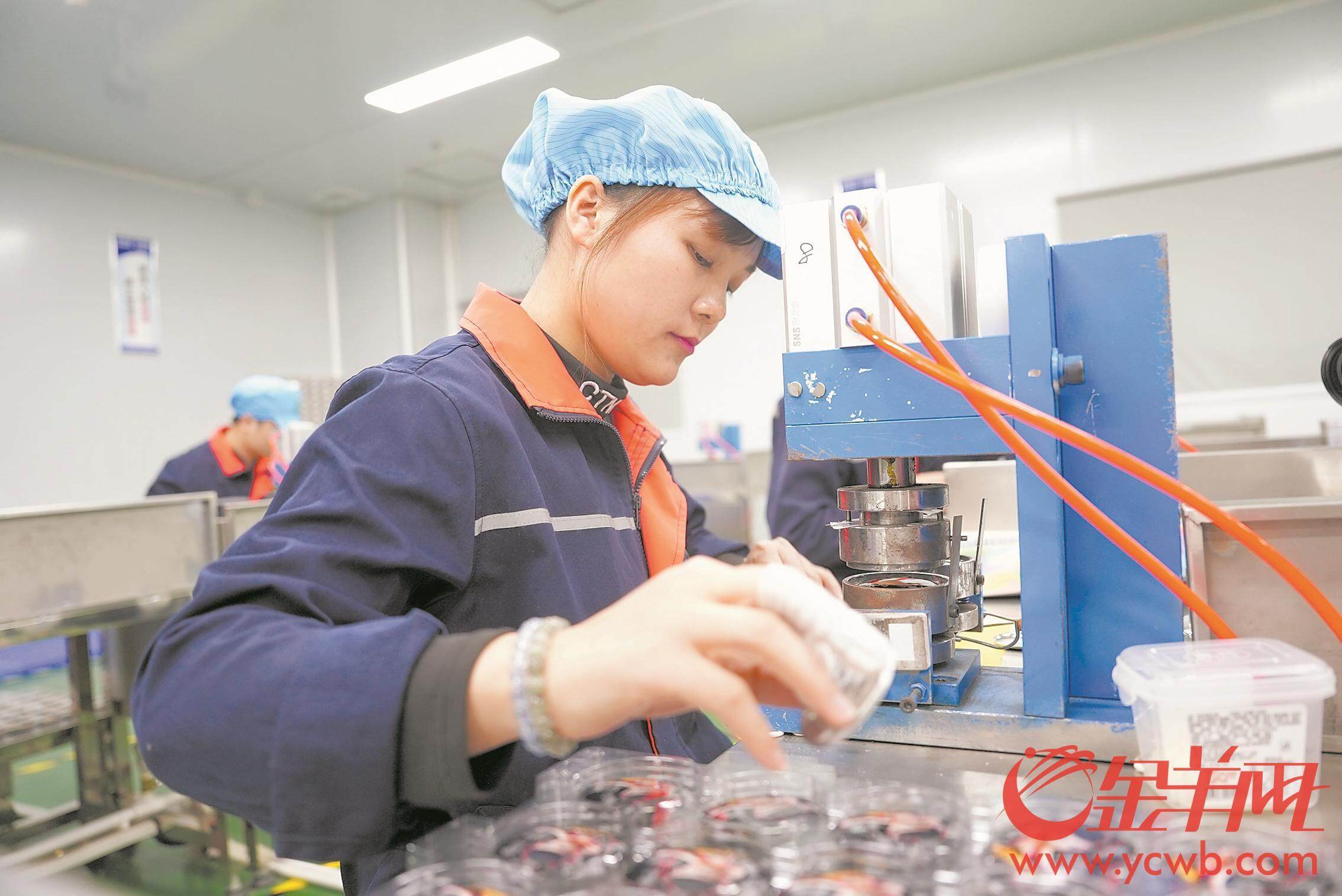 《哪吒2》东莞制造“谷子”脱销工厂紧急备货“开绿灯”(图1)