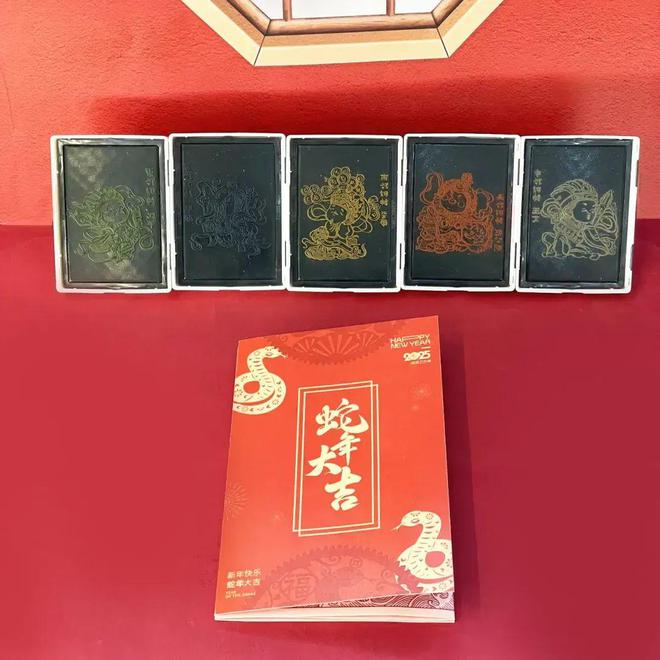 《灵蛇献瑞》蛇年生肖纪念大全套(图3)