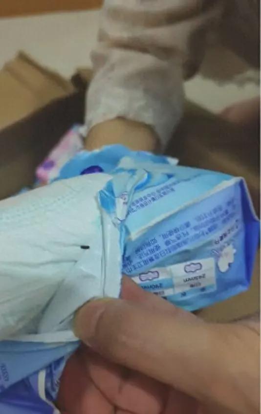 知名品牌卫生巾被曝打开包装全是死虫子涉事公司回应(图1)