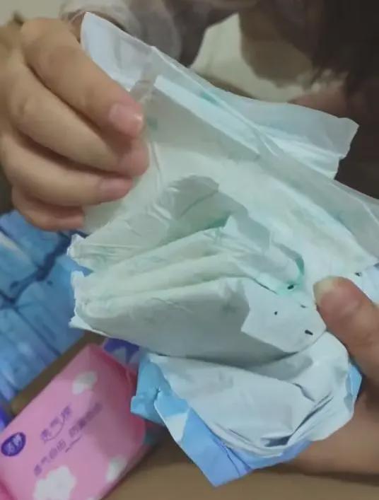 知名品牌卫生巾被曝打开包装全是死虫子涉事公司回应(图3)