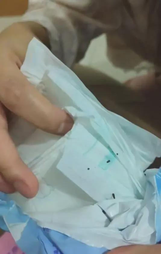 知名品牌卫生巾被曝打开包装全是死虫子涉事公司回应(图2)