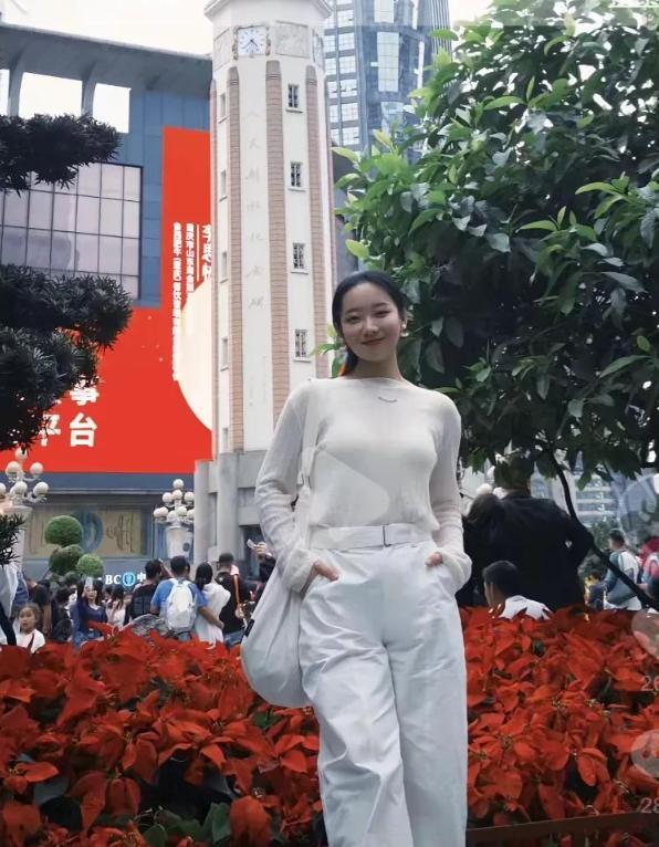 27岁女游客被蛇咬身亡！身材一绝是家中独生女肤白貌美太可惜(图8)