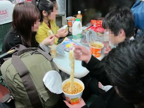 从泡面到文创雪糕一节车厢浓缩二十年食品饮料消费变迁(图1)