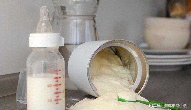 央媒揭露：14种品牌奶粉全是假货！原料为奶精淀粉已销往全国(图1)