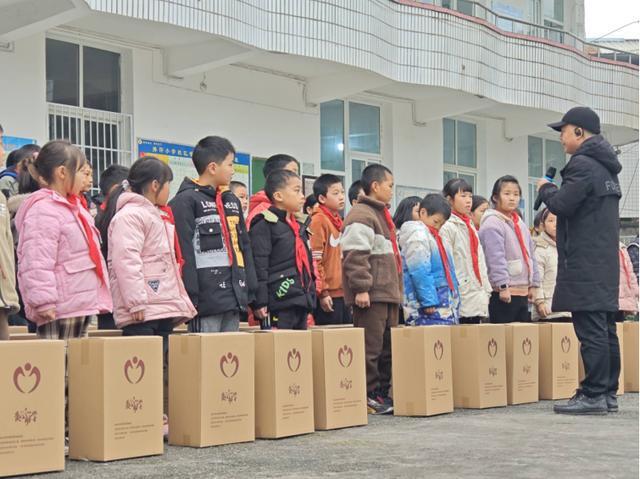 宜宾市叙州区双龙学校捧印小学校区开展爱心包裹领取活动(图1)