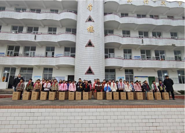 宜宾市叙州区双龙学校捧印小学校区开展爱心包裹领取活动(图2)